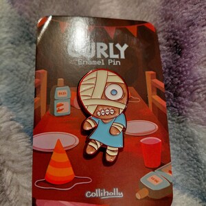 マウスウォッシュ カーリー パール ソフト エナメル ピン - 1.5 インチ