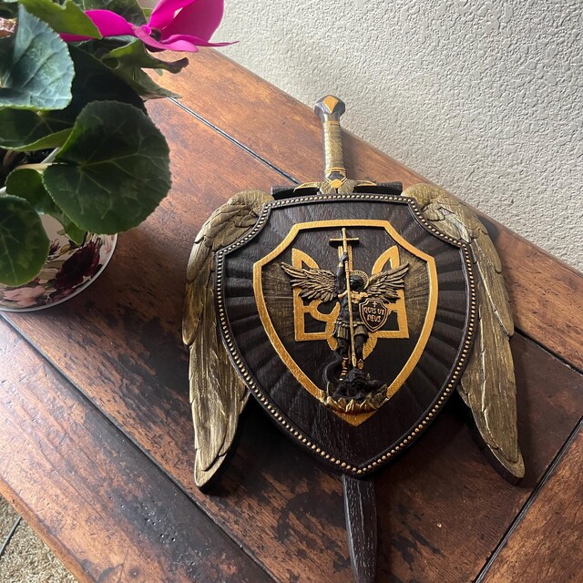 彫刻された木製の大天使ミカエルの盾：聖剣の壁アート - Etsy 日本