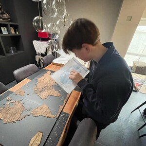 世界地図ウォールアート プッシュピンマップ、コルクボード木製旅行