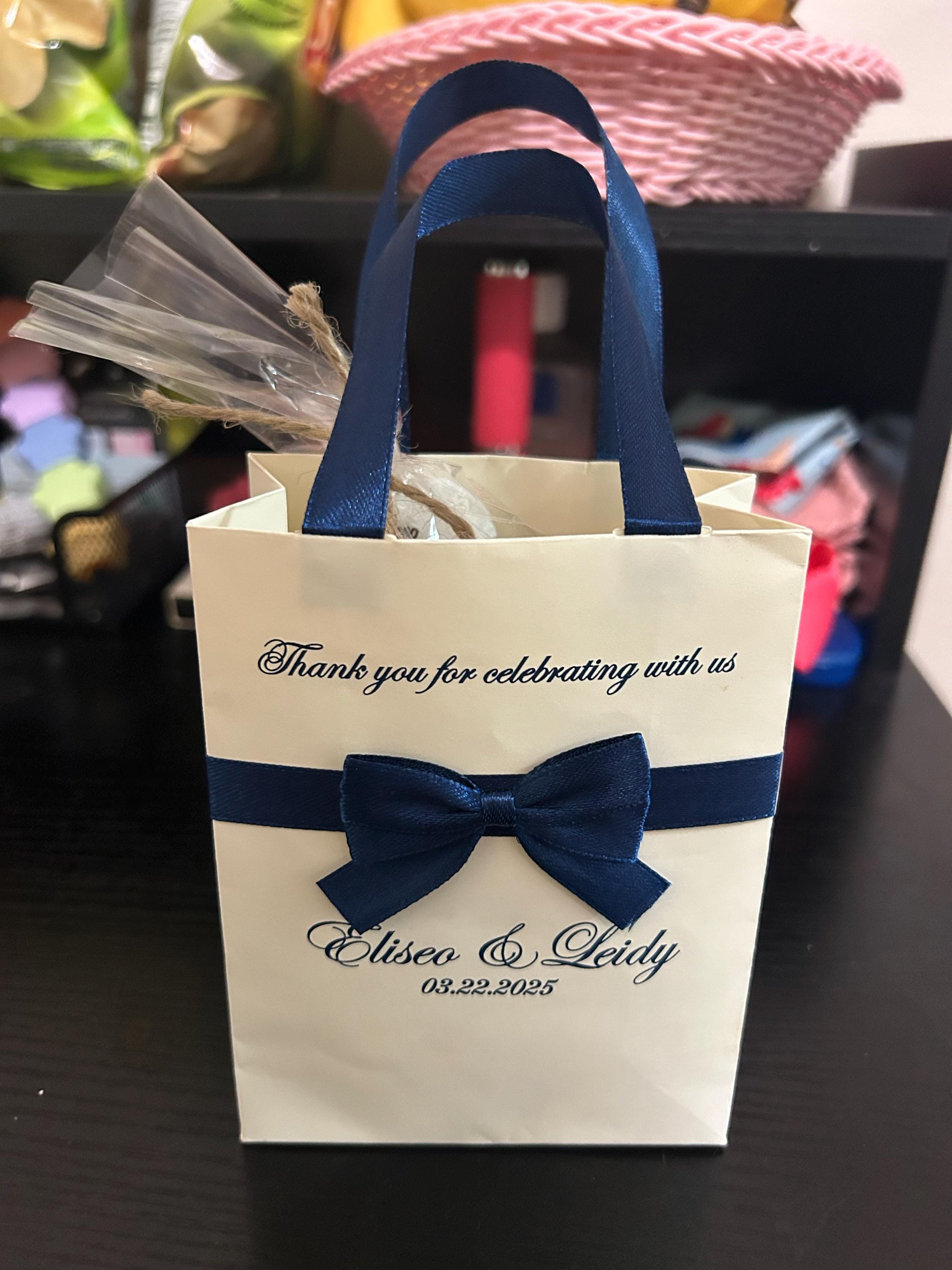 Personalisierte Geburtstagsgeschenktüten für Gastgeschenke, Kapitel 45, Elegante Willkommenstasche mit Satinbandschleife und individuellen Namen