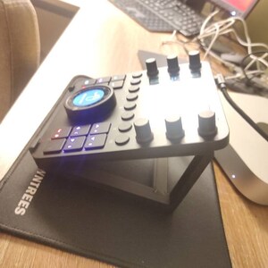 Loupedeck CTスタンド | 人間工学に基づいた傾斜ホルダーで効率的な