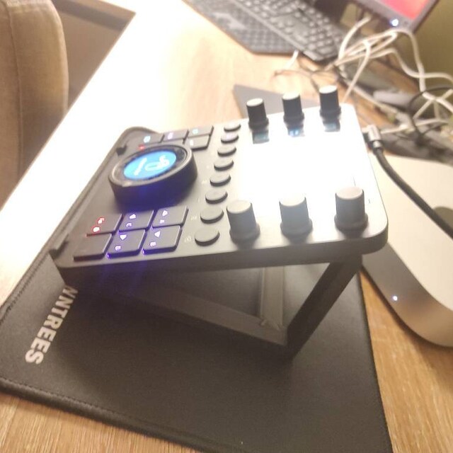 Loupedeck CTスタンド | 人間工学に基づいた傾斜ホルダーで効率的な