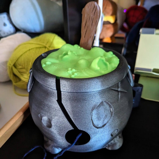 Cauldron Yarn Bowl with Lid – TheKnottyKnittress