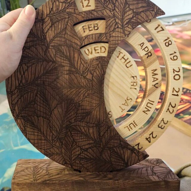 デスク用木製万年カレンダー、家庭やオフィスの装飾用回転カレンダー