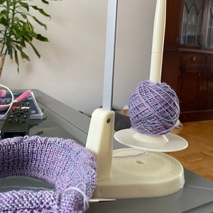 BARVA Magnetic Yarn Holder For Crocheting & Knitting - Ergonomic Yarn Spinner With Anti-Slip Base
