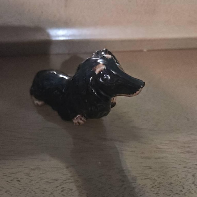 手作り陶器製長毛ダックスフントの置物：犬好きのためのインテリア