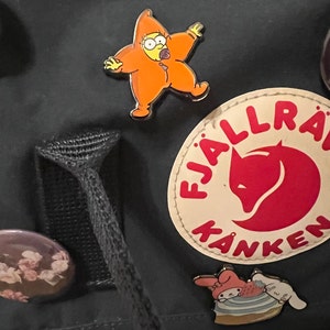 シンプソンズ風クリスマススタースーツマギーハードエナメルピン