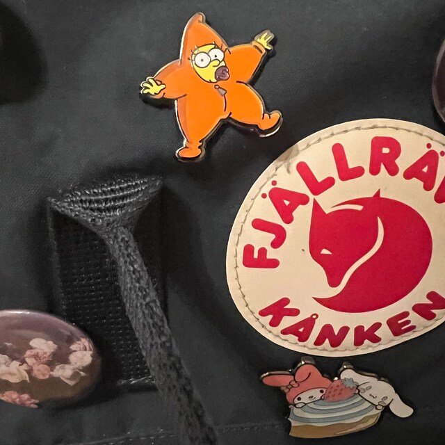 シンプソンズ風クリスマススタースーツ マギー ハードエナメルピン