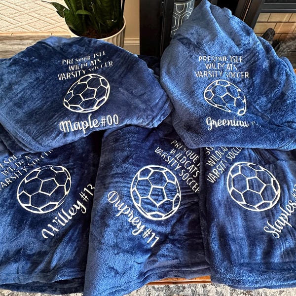 Personalized Embroidered Bath Towel Set, White Towel Set, Wreath Letter ...