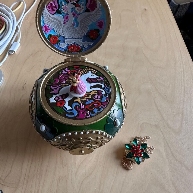 アナスタシア オルゴールジュエリー「Once Upon a December」+