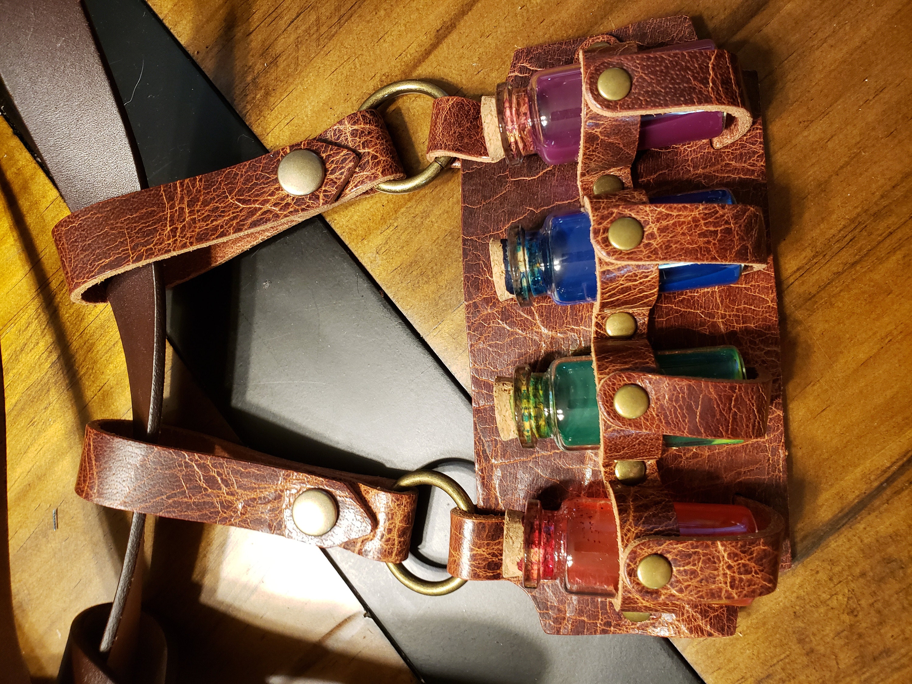 Vierfach-Fläschchenholster aus Leder