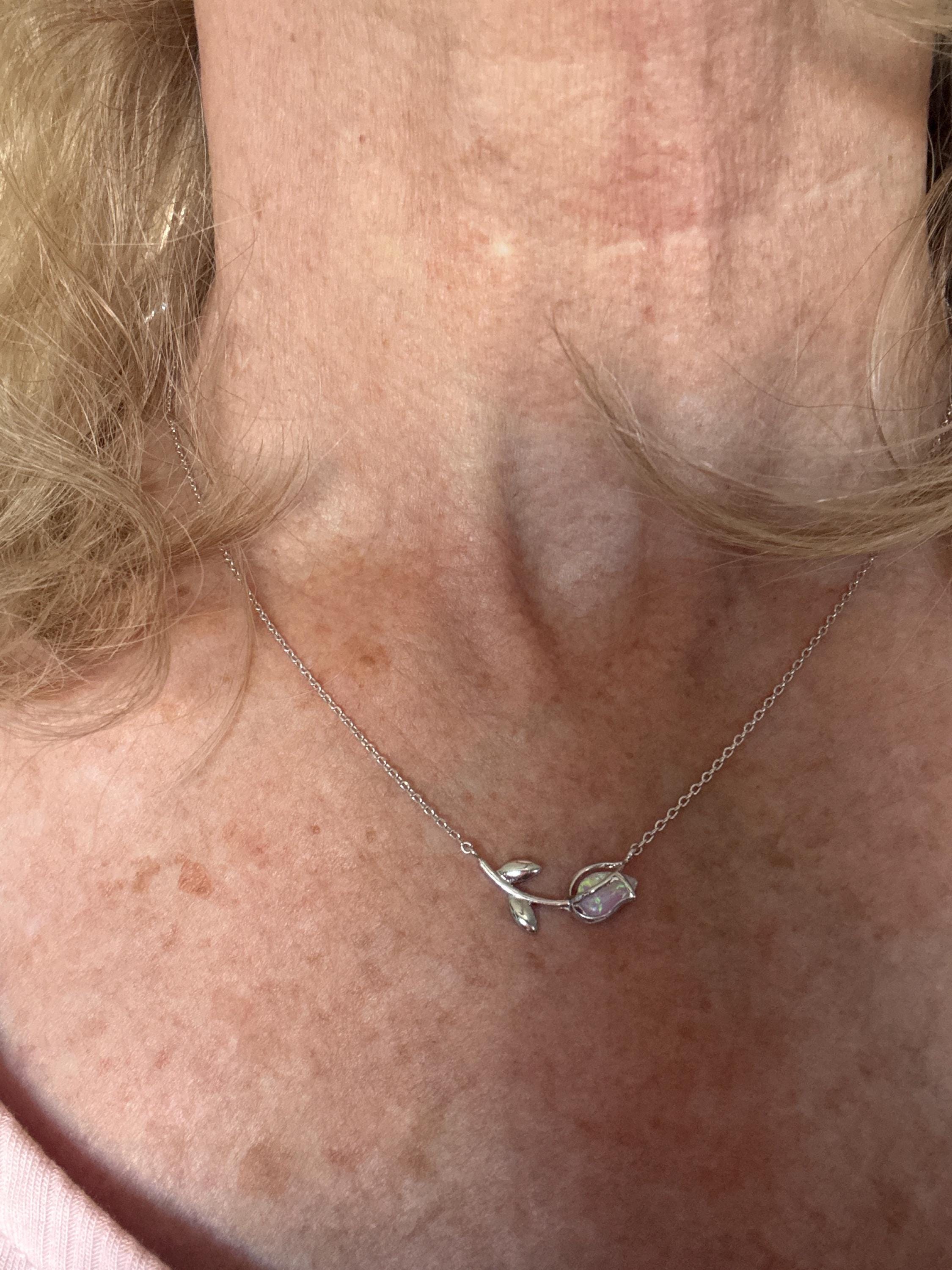 Liebe mit Bedeutung Rosa Opal Tulpenblüten-Umriss-Halskette, Ästhetik, schlicht, zierliches Gold, minimalistischer Schmuck, Brautjungfern, zart, Ihr Geschenk