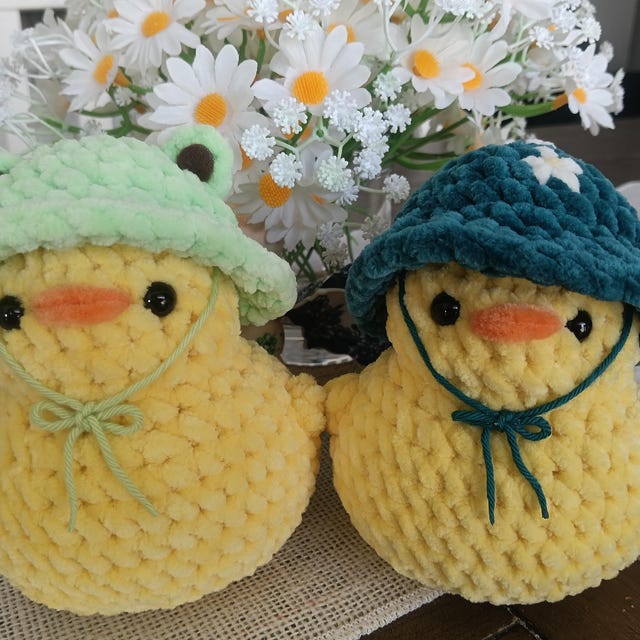 カエルの帽子をかぶったアヒルのぬいぐるみ（かぎ針編み）：手作り