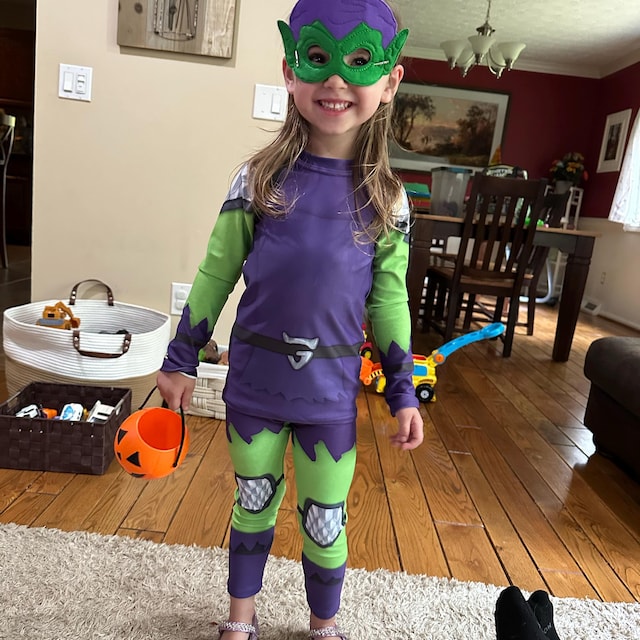 green emerald velvet dress Mezco - One:12 Collective Action Figures - Green Goblin main image 1
