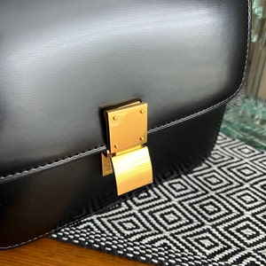 Vintage Style Leather Box Handbag With Removeable Straps .box 