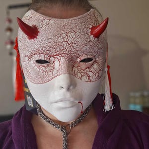 口から血が出る白い芸者マスク：角のある日本の魔女風マスク - Etsy 日本