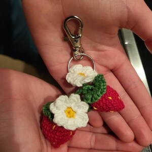 かぎ針編みのイチゴのキーホルダー、イチゴと花のチャーム