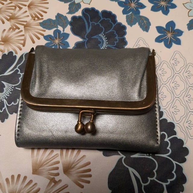 Metallic Silver Leather Kiss Clasp Wallet: Trifold Coin & Card