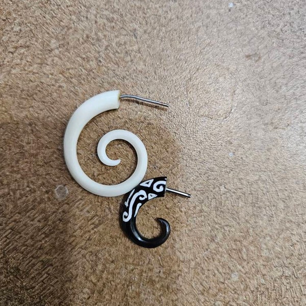 Tribal Horn Fake Piercing Super Spirale schwarz 6 mm Edelstahl Ohrstecker Ohrring nickelfrei Organic main image 0