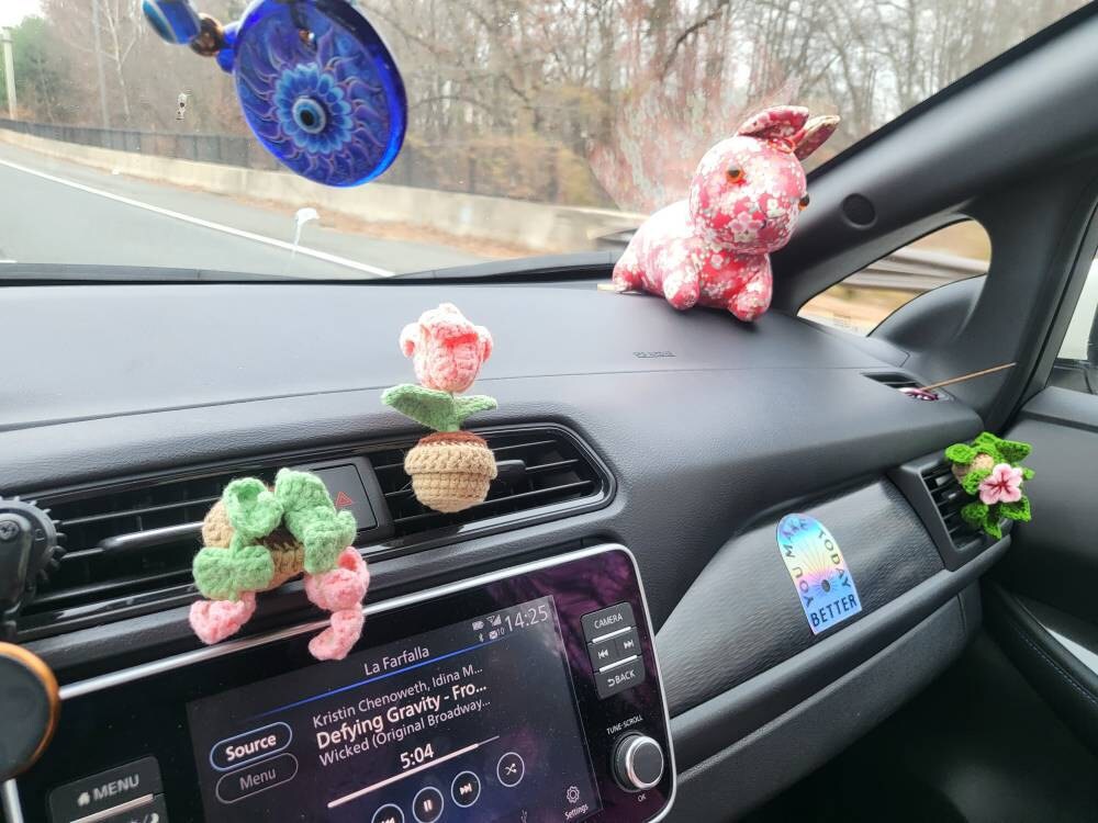 Gehäkelter Pflanzen-Auto-Lüftungsclip, Gehäkeltes Rosa Auto-Dekor, Auto-Zubehör für Frauen, Auto-Lufterfrischer-Dekor, Pflanzenliebhaber-Geschenk