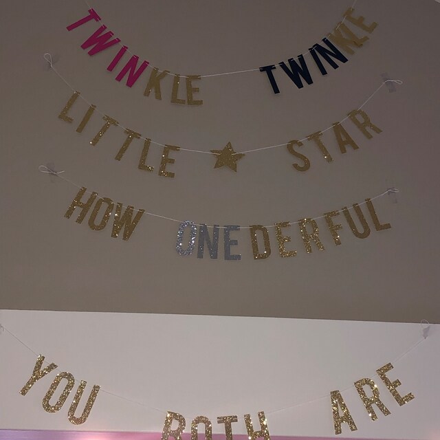 Funmemoir Striscione Per Primo Compleanno Gemelli 'Twinkle Twinkle Little Star How Wonderful You Both Are', Multicolore, Cartoncino Glitterato, 3 Nastri Inclusi - 2