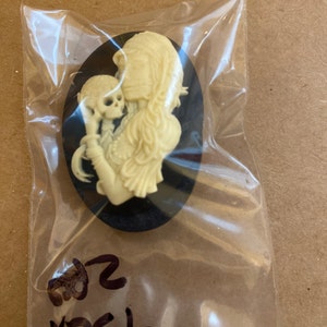 Gothic Skeleton Cameo Cabochons - Grey Resin Flat Back 25x18mm (2 Pieces)