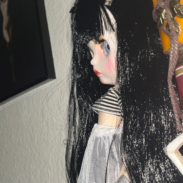 タニア – 黒髪、白い肌、マットなふっくらとした顔のプレミアム