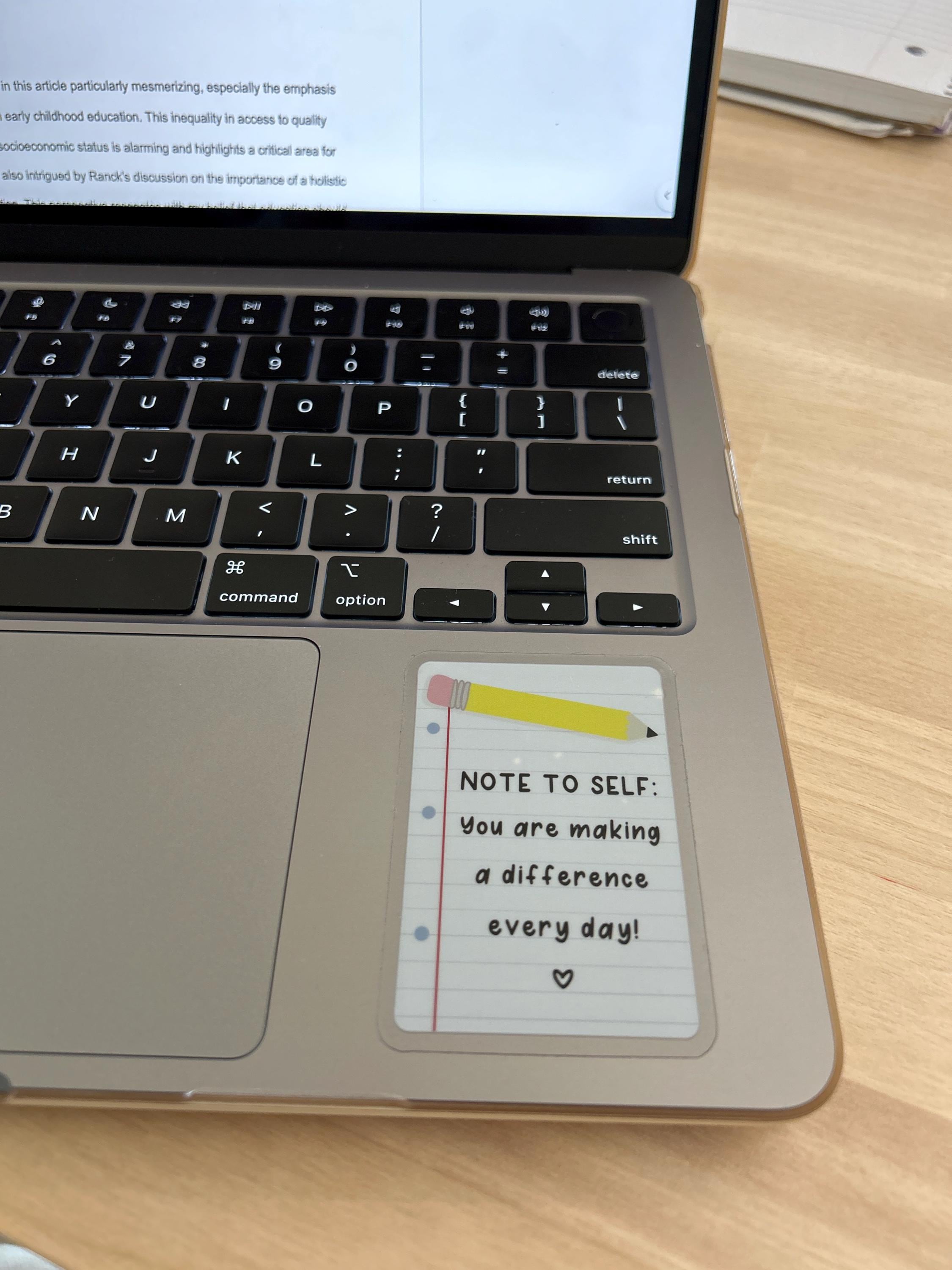 Notiz an mich selbst: Du machst jeden Tag einen Unterschied – Wasserfester Aufkleber mit liniertem Papier und Bleistiftdesign, 3" durchsichtige Wasserflasche + Laptop-Aufkleber