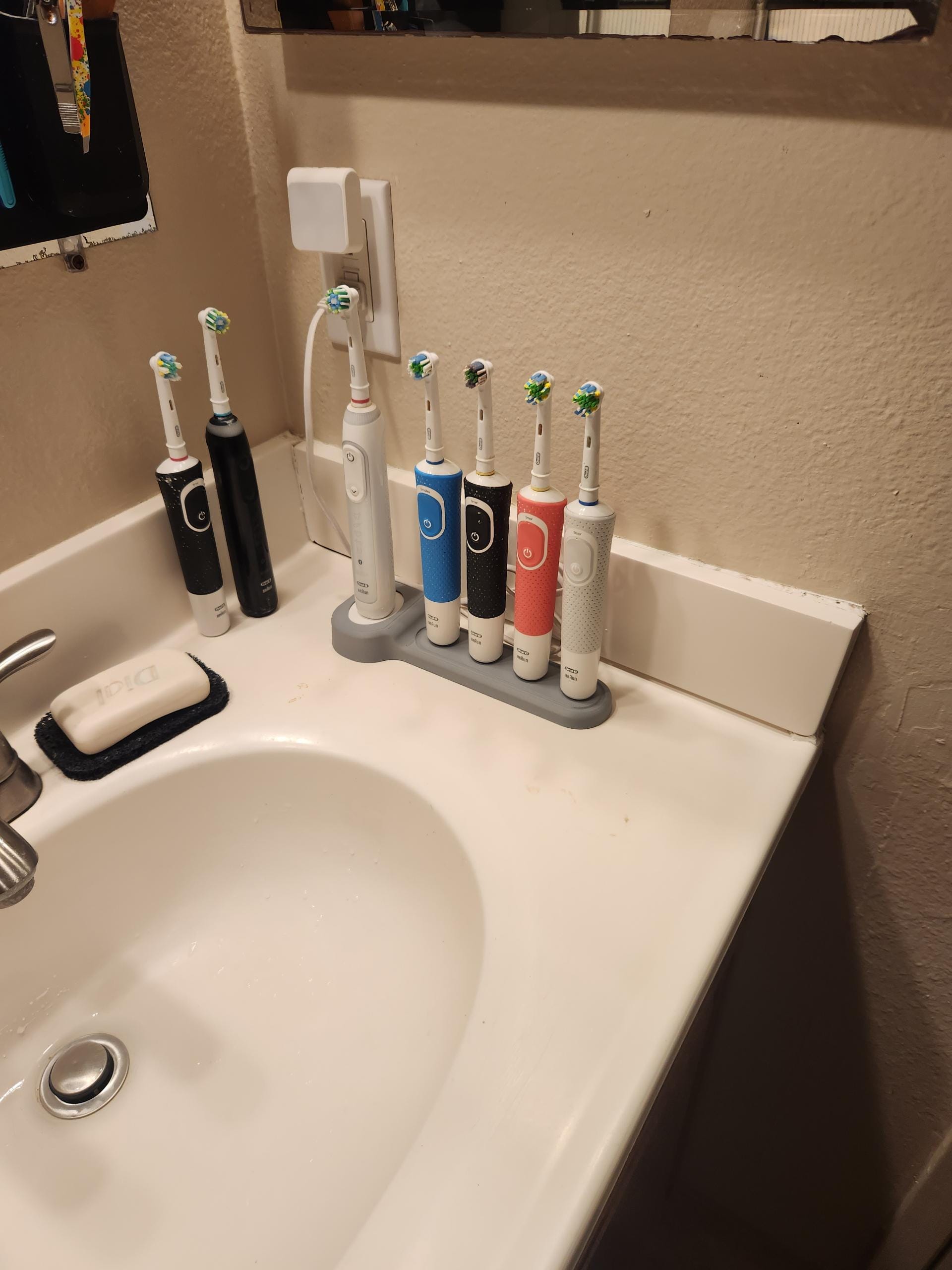 Oral-B Electric Toothbrush Stand, Family Toothbrush Docking Station, Holds 2-5 Toothbrushes, Dental Care Organizer for Apartments and Dorms