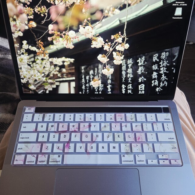 かわいいピンクの蝶ネクタイデザインのキーボードカバー（MacBook Pro