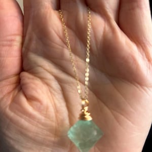 Nupuyai Collana Con Ciondolo Ala D'Angelo In Fluorite Naturale Intagliata A Mano - Catena In Acciaio 58 Cm - Unisex - 2