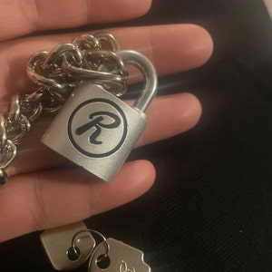 セックス・ピストルズ - シド・ヴィシャスの「R」南京錠とチェーン