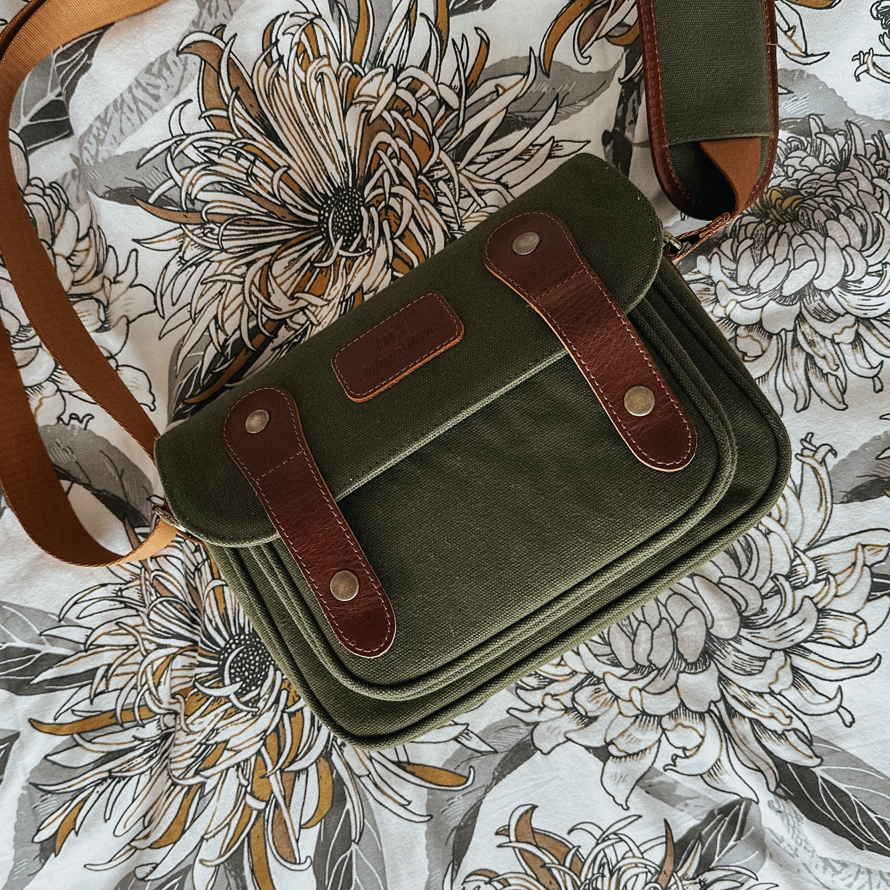 MegaGear Sequoia Canvas Camera Bag Shoulder Bag Case - Compatible with Canon Camera, Nikon, Sony SLR/DSLR Mirrorless Cameras and Lenses