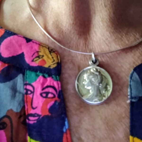 Superbe médaille religieuse fin XXe Saint Michel terrassant le Démon