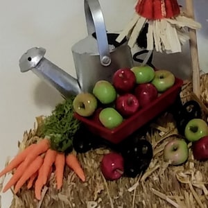 Casa delle bambole in miniatura, 1/2 secchio di mele Red Delicious in un sacchetto di carta in scala 1:12, cibo per bambole BJD da un pollice - Italia Casa delle bambole in miniatura, 1/2 secchio di mele Red Delicious in un sacchetto di carta in scala 1:12, cibo per bambole BJD da un pollice - Italia