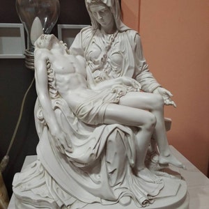 ミケランジェロのピエタ。再生大理石で作られた複製品です。 46センチ