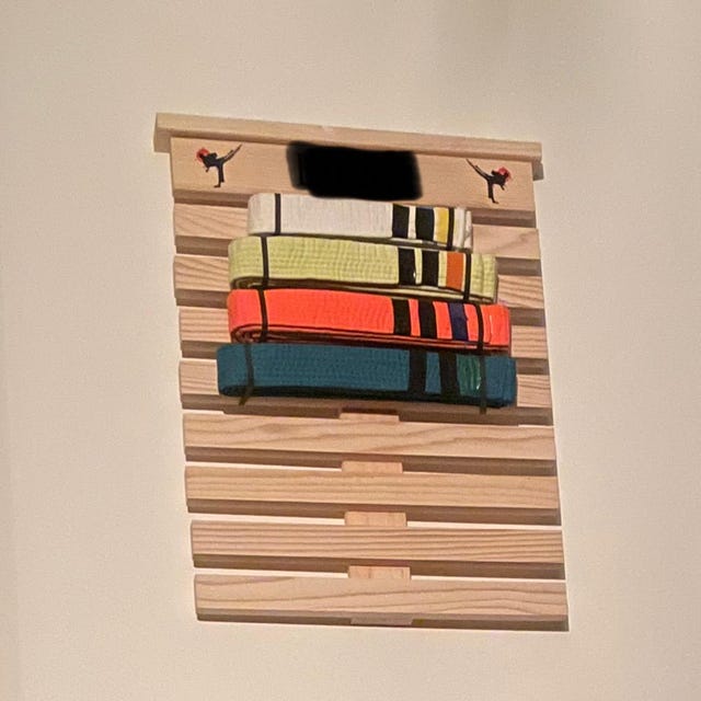 Présentoir de ceinture de karaté | Porte-ceinture en bois naturel | Taekwondo | Karaté | Jiu-jitsu | Présentoir personnalisé | Cadeau d'arts martiaux - Canada Présentoir de ceinture de karaté | Porte-ceinture en bois naturel | Taekwondo | Karaté | Jiu-jitsu | Présentoir personnalisé | Cadeau d'arts martiaux - Canada