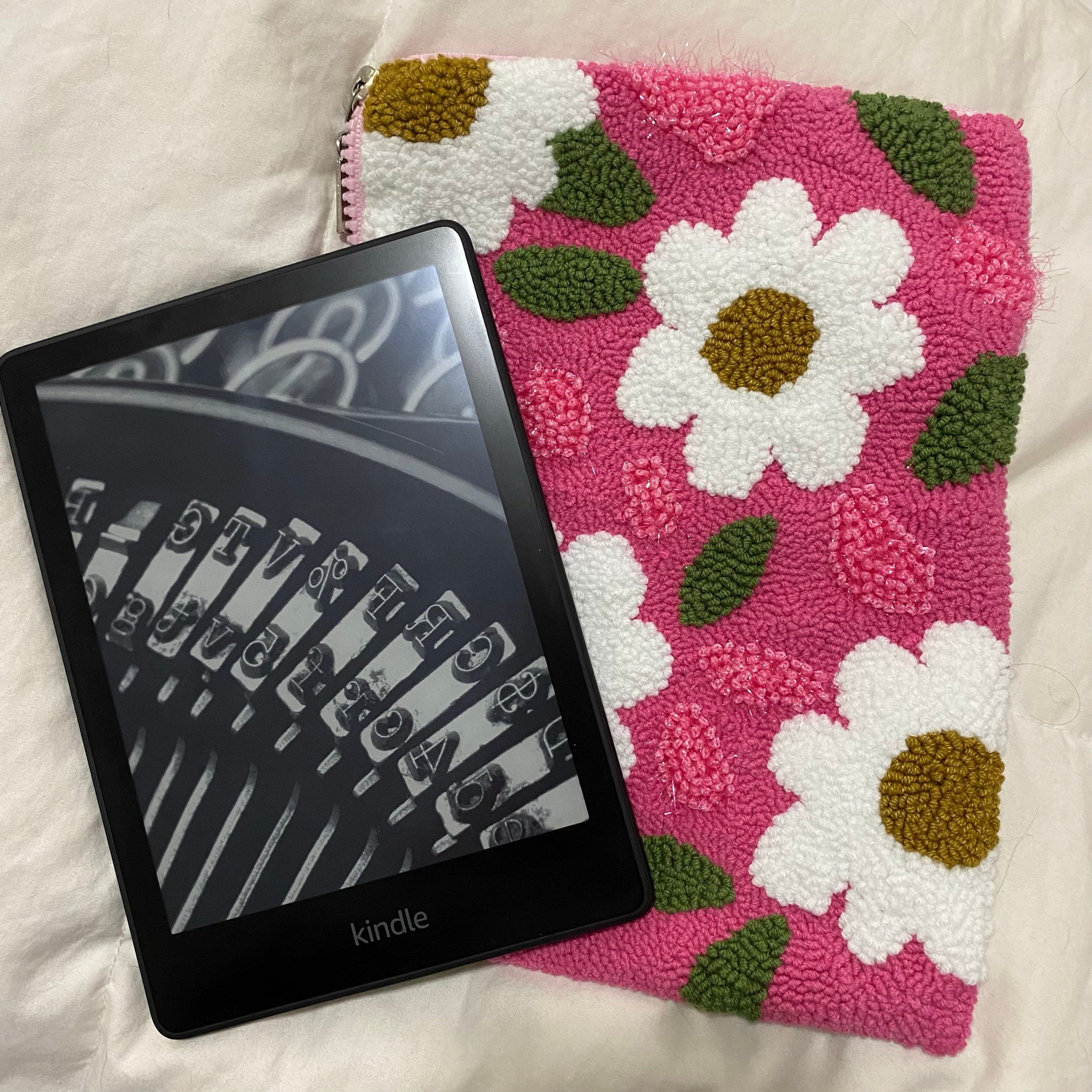 Daisies Kindle cover - kindle paperwhite case - Fabric book cover - Personalized kindle sleeve - Oasis case - kindle accessories gift