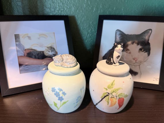 Hand-painted pet urn with a proof sent before firing — 5 star Etsy review by Aurora, Farbe Ceramics