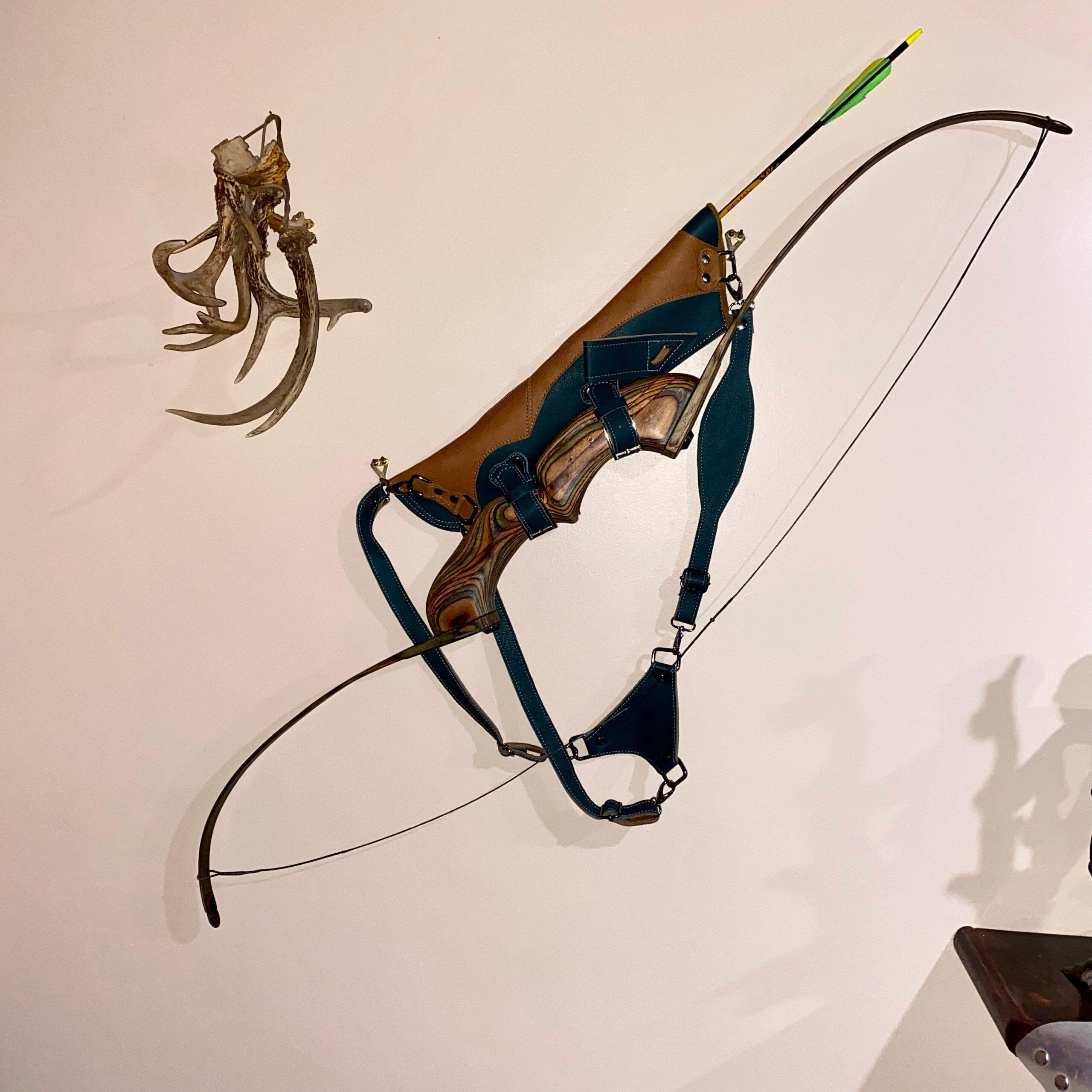 Leather BACK QUIVER for arrows with Bow holding straps