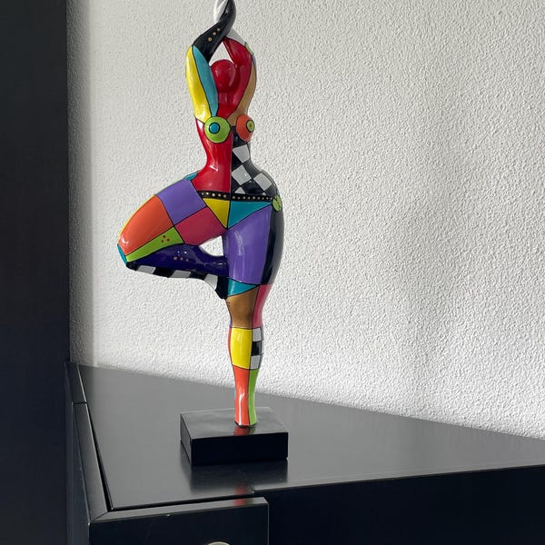 Très Grande Statue De Femme Danseuse Ou "Nana", Modèle Mina, En Résine Multicolore. Hauteur 120 Centimètres. Pour Une Décoration Intérieure Ou Extérieure. Signée Laure Terrier
