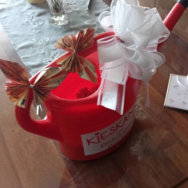 Geldgeschenk „Kieskanne“ zur Hochzeit Lila 10l / personalisierte