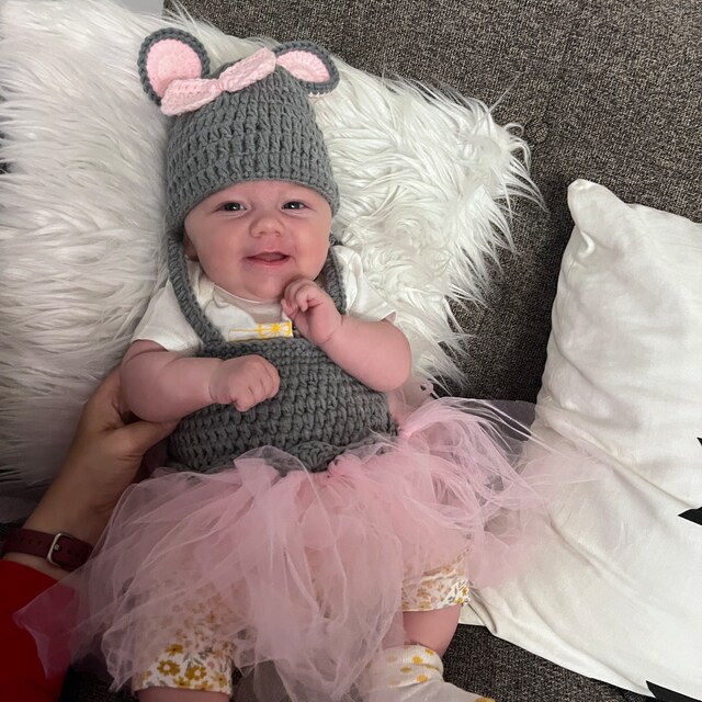 Bebé recién nacido vistiendo un disfraz de halloween sobre fondo rosa  studio