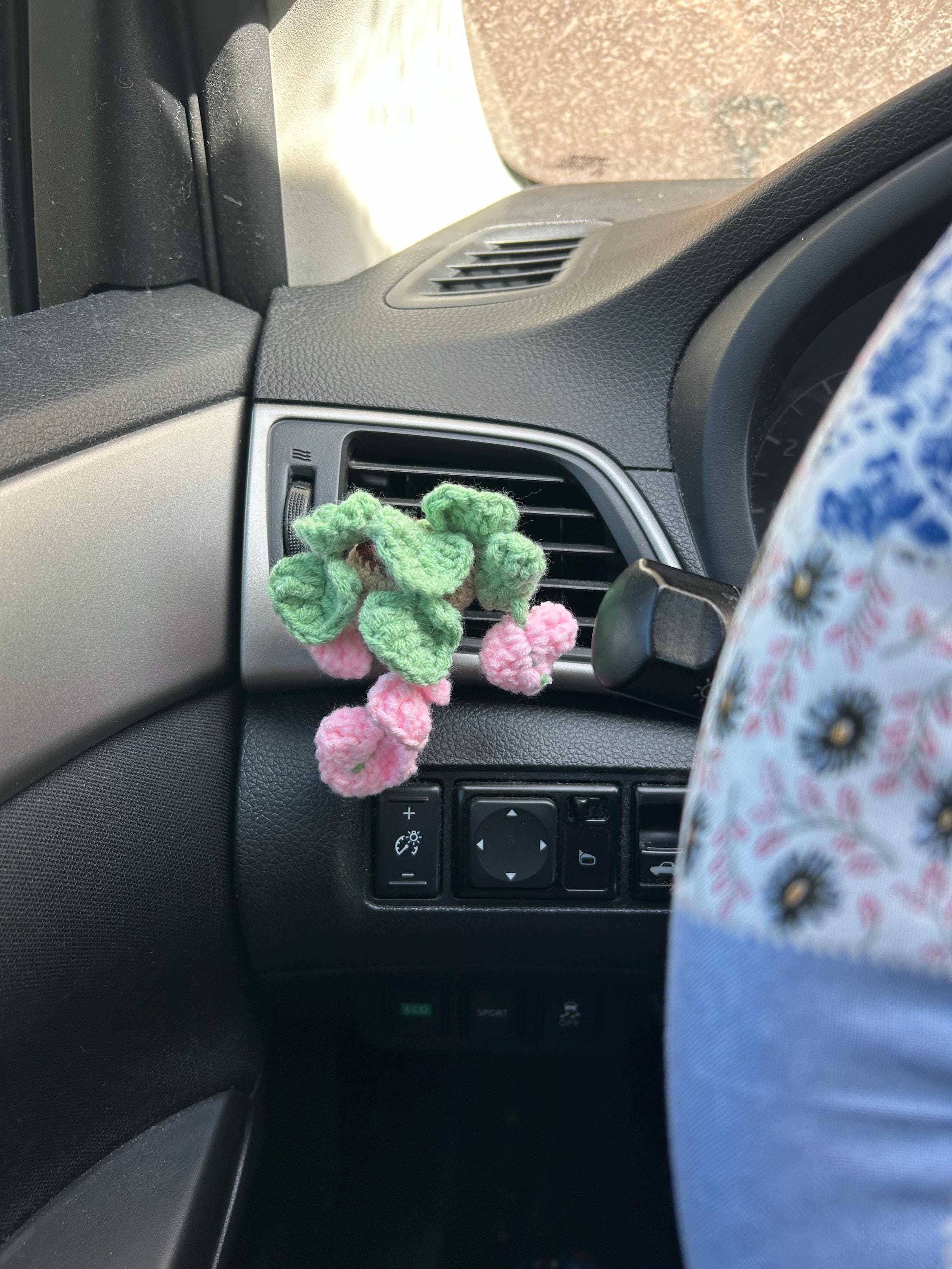 Gehäkelter Pflanzen-Auto-Lüftungsclip, Gehäkeltes Rosa Auto-Dekor, Auto-Zubehör für Frauen, Auto-Lufterfrischer-Dekor, Pflanzenliebhaber-Geschenk