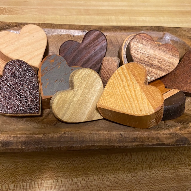 Buen finde..👌🏻 Corazones de madera , pintados a mano. Medidas aprox 22 x  25 $15.000 cada uno. - - - #corazones #madera #hechoamano…