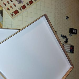 TIDYBOSS d&d Kit de démarrage | 2 tapis de grille de jeu double face 4 terrains 24 x 36 | Accessoires DND avec marqueurs effaçables à sec, gomme et clips