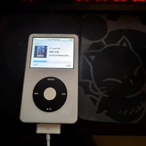 Apple iPod Classic - 第 5 世代、ホワイト + ブラック (3000 mAh