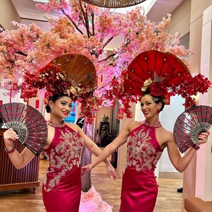 中国風の赤いホルターネック旗袍：伝統的な茶道や結婚披露宴のドレス