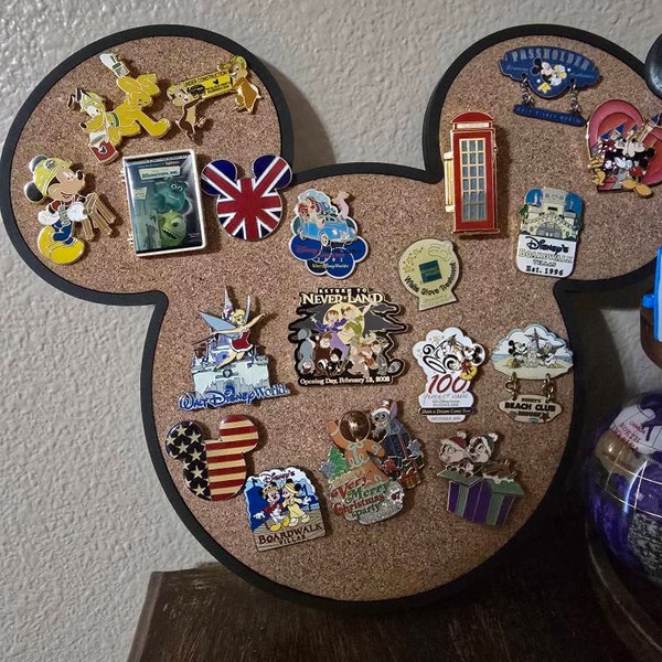 Disney’s Mickey Mouse , Minnie Mouse Pin Board, Disney Pin Trading ...