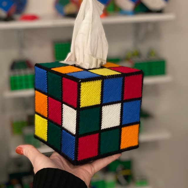 L'emblématique boîte de mouchoirs Rubik's Cube dans The Big Bang Theory  S10E23
